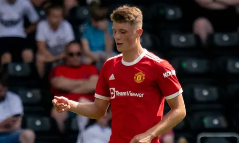 Hàng loạt CLB để mắt tới ngọc quý Man United