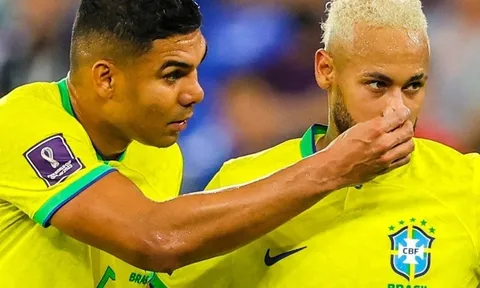 Hành động lạ của Casemiro với Neymar
