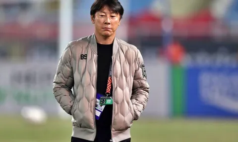 Hành động lạ của ông Shin Tae-yong ở Mỹ Đình