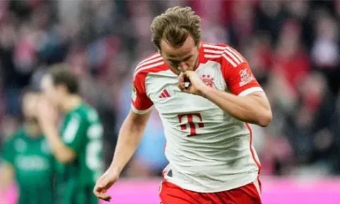 Harry Kane san bằng kỷ lục ghi bàn của Luca Toni