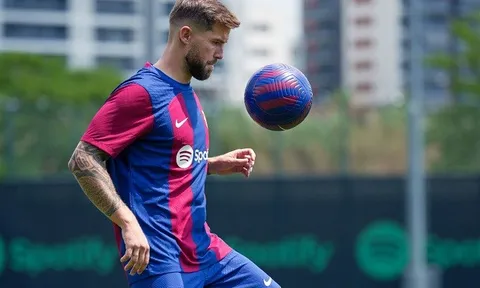 Hậu vệ Barca không giấu được niềm vui khi chiến thắng đội bóng cũ