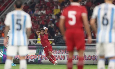 Hậu vệ ĐT Indonesia ném biên khiến thủ môn Argentina cứu thua vất vả