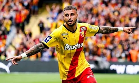 Hậu vệ Ligue 1 công khai thích Chelsea từ bé, mơ về nước Anh