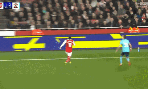 Hậu vệ Premier League bị buộc rời sân sau cú ngã lộn cổ