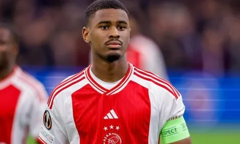 Ngôi sao 17 tuổi của Ajax có phải là giải pháp cho hàng thủ của Arsenal?
