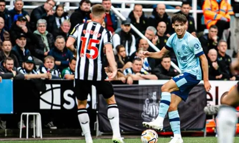 M.U nhận 'cú tát' từ hậu vệ Brentford