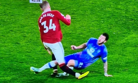 Hình ảnh rợn người của Van de Beek trong pha bóng thô bạo