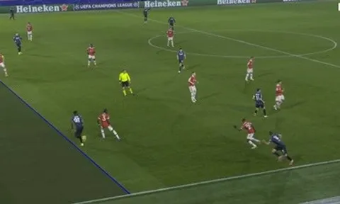 Hình ảnh VAR về bàn thua thứ 2 của Man Utd