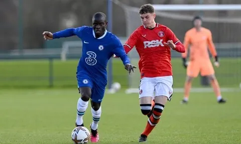 Hình ảnh về Kante khiến CĐV Chelsea phấn khích
