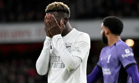 Hàng công tê liệt, Arsenal chết vì rút súng chậm