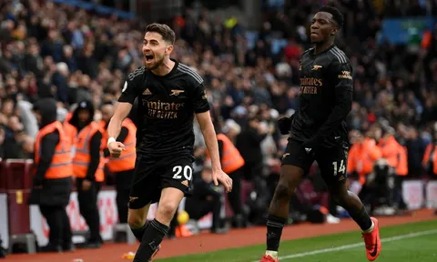 Arsenal trở lại ngôi đầu từ cõi chết