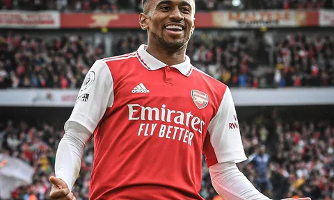 'Fergie time' lại cứu sống Arsenal