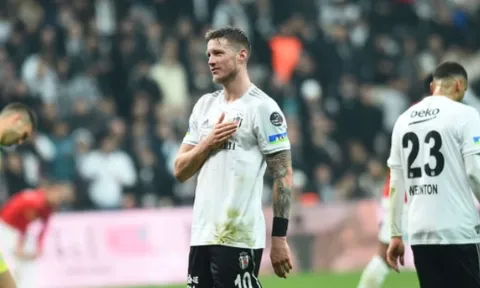 HLV Besiktas phá vỡ im lặng về thương vụ Wout Weghorst của M.U