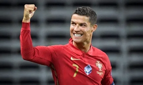HLV mới của tuyển Bồ Đào Nha thuyết phục Ronaldo tiếp tục