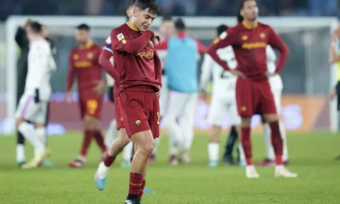 HLV Mourinho nổi giận trong trận thua của Roma