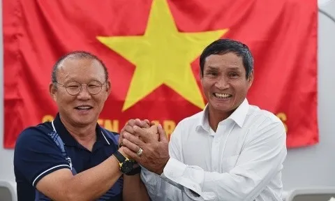 HLV Park Hang-seo động viên thầy trò Mai Đức Chung