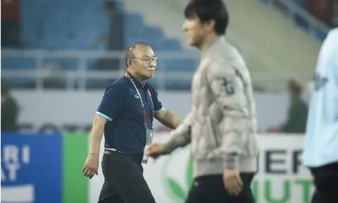 HLV Park và ông Shin Tae-yong lạnh lùng bước qua nhau
