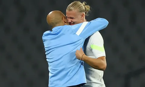 HLV Pep Guardiola ôm chặt Haaland trên sân tập trước chung kết C1