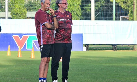 HLV Philippe Troussier có thêm trợ lý