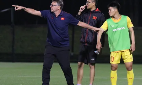 HLV Philippe Troussier 'chỉnh' cầu thủ U23 Việt Nam trước trận gặp UAE