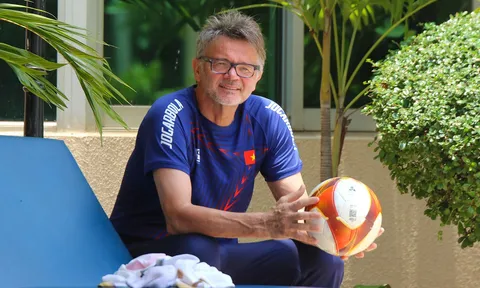 HLV Philippe Troussier làm điều chưa từng có ở SEA Games 32