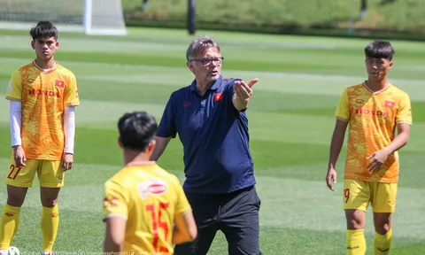 HLV Philippe Troussier lên tinh thần cho U23 Việt Nam đấu UAE