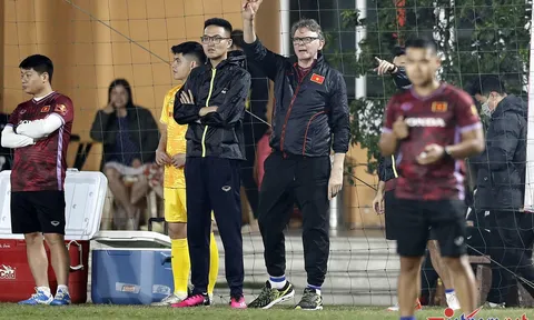 HLV Philippe Troussier mướt mồ hôi với U23 Việt Nam lúc nửa đêm