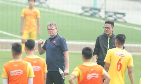 HLV Philippe Troussier 'ra chiêu', U23 Việt Nam mệt nhoài giữa trưa nắng