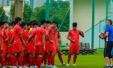 HLV Philippe Troussier ra mắt U23 Việt Nam lúc... gần nửa đêm