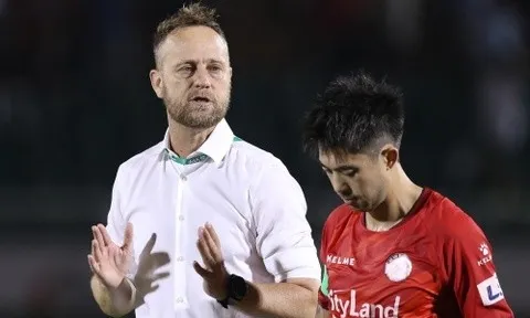 HLV Polking đang làm việc với một CLB V-League