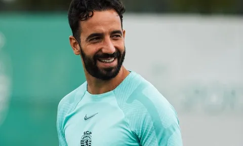HLV Sporting Lisbon bảo vệ Ronaldo