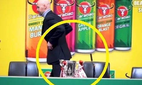 HLV Ten Hag bỏ quên cúp vô địch ở phòng họp báo