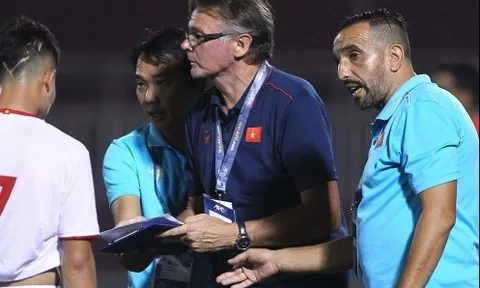 HLV Troussier có 2 trợ lý người Pháp