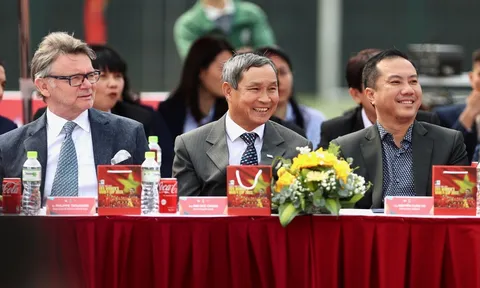 HLV Troussier cùng ông Mai Đức Chung dự lễ rước Cúp vàng World Cup