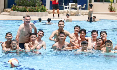 HLV Troussier cùng U22 Việt Nam thư giãn ở bể bơi