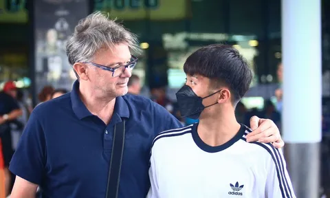 HLV Troussier hỏi han sao trẻ HAGL trong ngày U22 Việt Nam hội quân