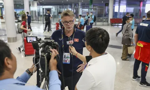 HLV Troussier lần đầu cảm nhận áp lực ở SEA Games
