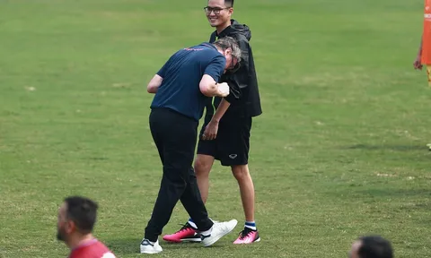 HLV Troussier tái hiện pha húc đầu của Zidane
