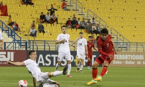 HLV Troussier triệu tập 31 cầu thủ dự SEA Games; Vụ Quang Hải sang Thai League sinh biến