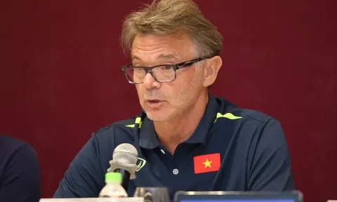 HLV Troussier: Việt Nam cùng đẳng cấp với Trung Quốc