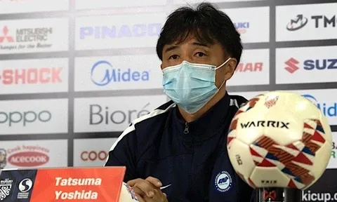 HLV tuyển Singapore khóc sau khi vào bán kết AFF Cup