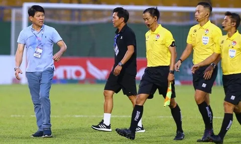 HLV Vũ Tiến Thành lao vào sân phản ứng trọng tài FIFA