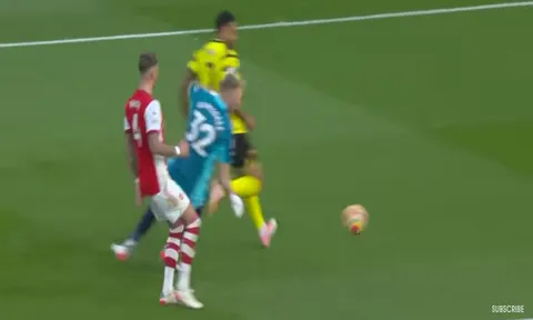 Hóa Neuer, Ramsdale suýt khiến Arsenal trả giá với sai lầm tai hại