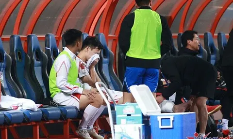 Hoàng Đức ôm mặt buồn, thở phào vì thoát chấn thương nặng