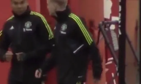 Martinez 'dằn mặt', Van de Beek phớt lờ