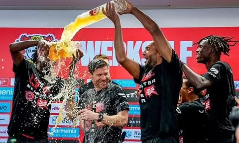 Học trò phục kích, Alonso "tắm bia" trong phòng họp báo