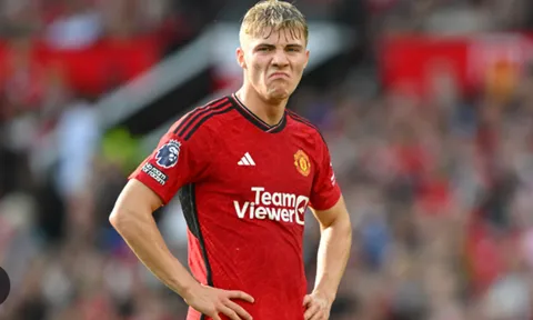 Ferdinand đã đúng, Hojlund đang 'một mình' ở Man United