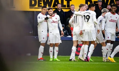 Hojlund bùng nổ, Man Utd phả hơi nóng vào Top 4