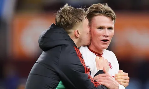 Hojlund làm chuyện khiến McTominay ngượng ngùng
