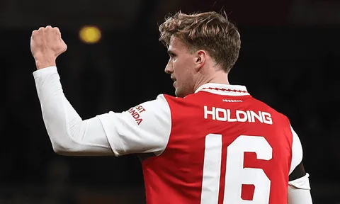 NÓNG! Arsenal bán đứt trung vệ, giá 4 triệu bảng